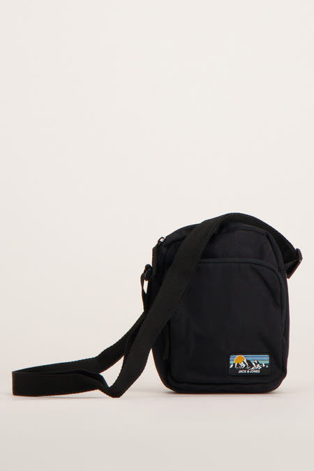 Sac à dos noir d'ACCESSORIES BY JACK & JONES avec une forme rectangulaire et un patch logo.