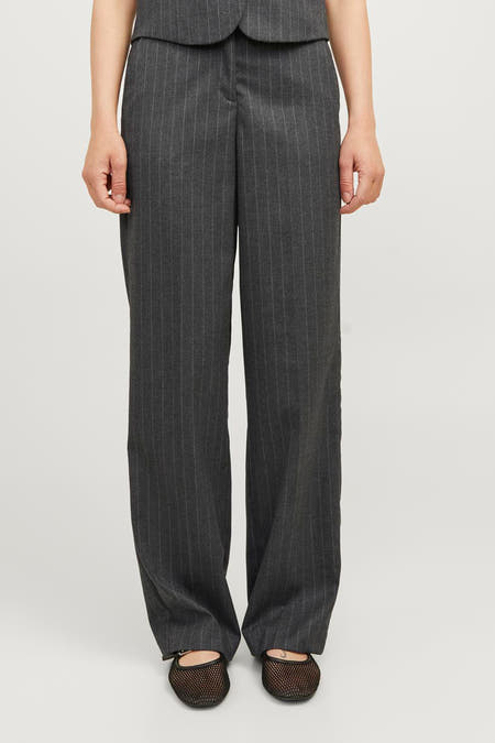 Pantalon de costume gris de JJXX, à fines rayures, combiné avec un gilet assorti et un t-shirt blanc, vu de dos.