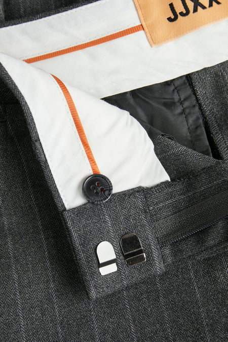Pantalon de costume gris de JJXX, avec un fin motif craie et des détails tels qu'un bouton et des agrafes.