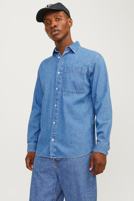 T-shirt en jeans de denim bleu foncé de JACK & JONES JEANS INTELLIGENCE, vu de de dos, associé à des jeans larges et une casquette.