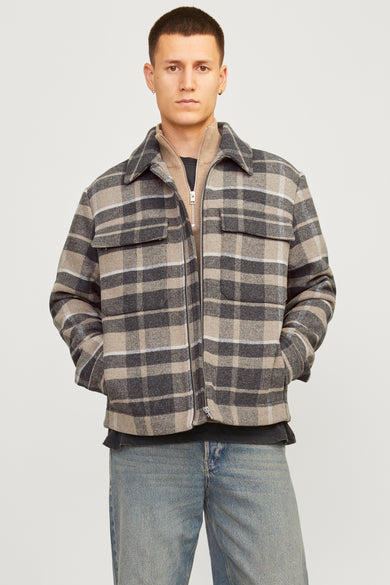 Manteau brun court de PREMIUM par JACK & JONES, avec un motif à carreaux et des poches.