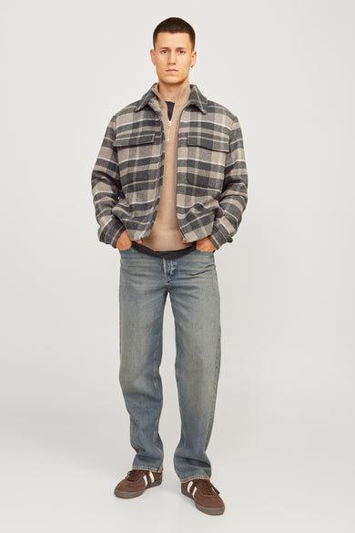 Manteau brun court de PREMIUM par JACK & JONES, avec un motif à carreaux et porté sur une chemise et des jeans.