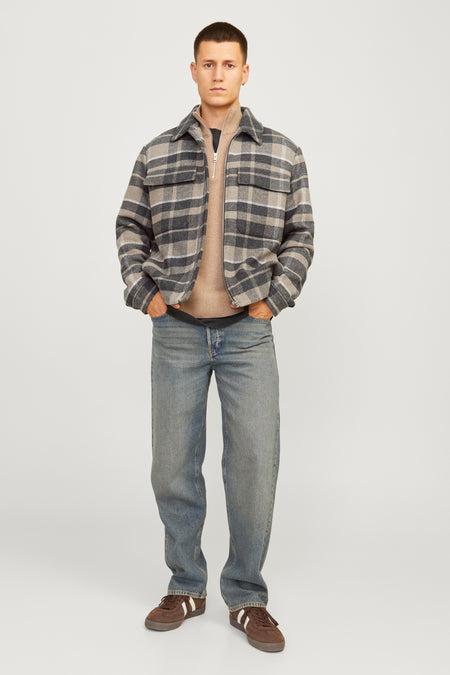 Manteau brun court de PREMIUM par JACK & JONES, avec un motif à carreaux et porté sur une chemise et des jeans.
