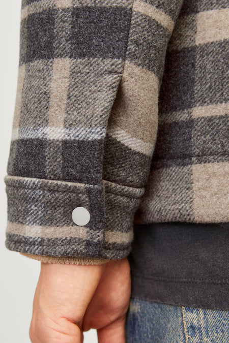Manteau court brun de PREMIUM par JACK & JONES avec un motif à carreaux, une fermeture à boutons sur la manche et une apparence décontractée.
