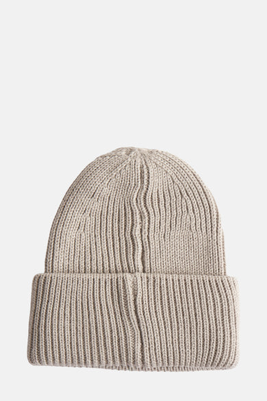 Beige muts van ACCESSORIES BY JACK & JONES met ribgebreide textuur tegen een witte achtergrond.
