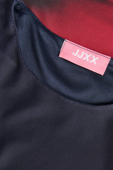 T-shirt bleu marine à longues manches de JJXX, avec un accent rouge et une étiquette de marque.