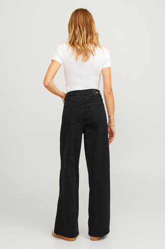 Jean wide noir de JJXX, avec des poches arrière et une étiquette en cuir, porté avec un T-shirt blanc.