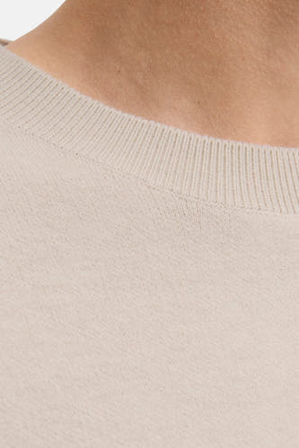 Gilet beige avec col rond de PREMIUM by JACK & JONES, vue rapprochée du col et de la texture.