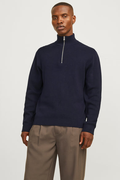 Jean à col montant bleu de PREMIUM par JACK & JONES, vu de derrière, associé à un pantalon kaki et des chaussures brunes.