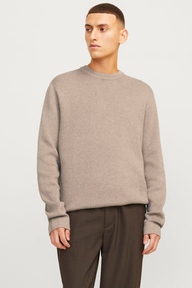 Gilet rond beige de PREMIUM by JACK & JONES, associé à un pantalon marron et des chaussures noires.
