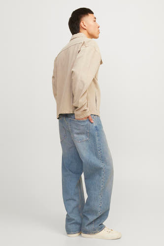 Jean en denim bleu coupe large de JACK & JONES JEANS INTELLIGENCE, avec jambes larges et délavage clair.