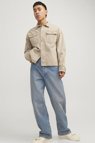 Jean ample de JACK & JONES JEANS INTELLIGENCE, confectionné en denim bleu de teinte moyenne.