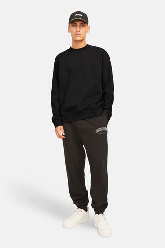 Sweat-shirt noir de ORIGINALS BY JACK & JONES, à manches longues, combiné avec une casquette et un pantalon de jogging.