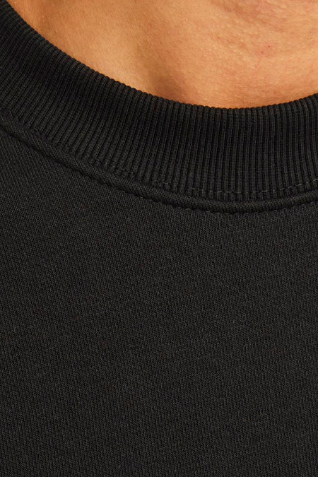 Zwart shirt met geribbelde kraag.