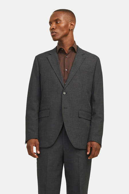 Blazer gris de PREMIUM par JACK & JONES, vu de derrière, avec un pantalon coordonné et des chaussures marrons.