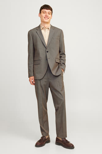 Blazer gris de PREMIUM par JACK & JONES, avec une fermeture à boutons, associé à un chemisier beige et des chaussures marron.