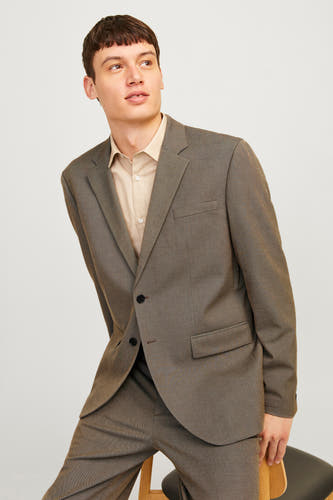 Blazer gris de PREMIUM par JACK & JONES, avec une fine texture et un chemisier beige en dessous.