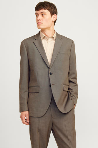 Blazer gris de PREMIUM par JACK & JONES, avec un bouton et des poches, porté sur une chemise beige clair.