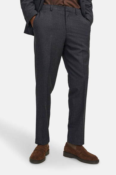 Grijze pantalon met bruine schoenen.
