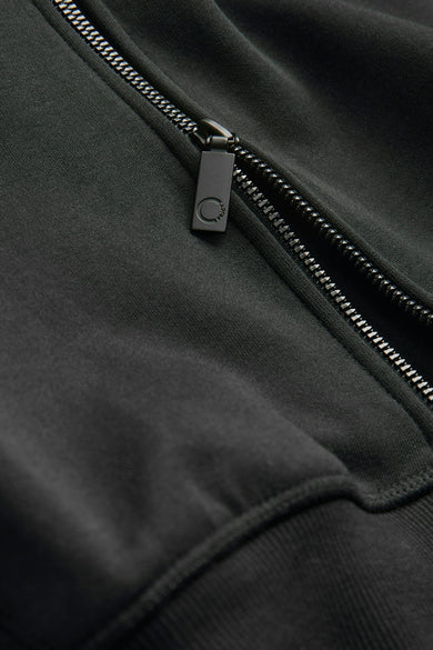 Gilet noir de CORE BY JACK & JONES, avec une fermeture éclair argentée et un logo de marque subtil sur la fermeture éclair.