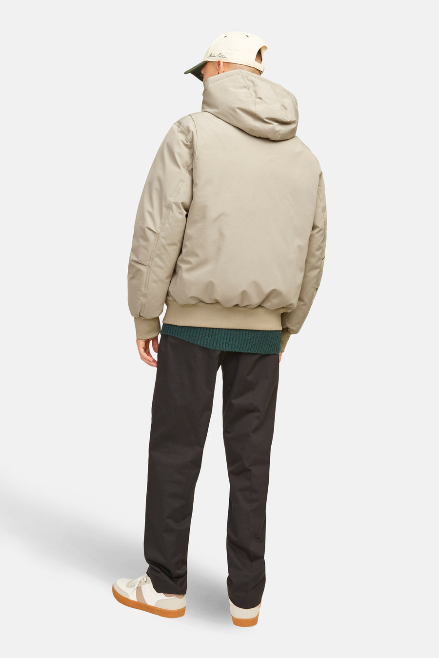 Manteau court beige de CORE BY JACK & JONES avec capuche, poignets côtelés, vu de dos.
