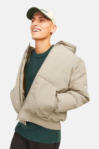 Manteau court beige de CORE BY JACK & JONES avec capuche, fermeture à glissière et poignets côtelés.