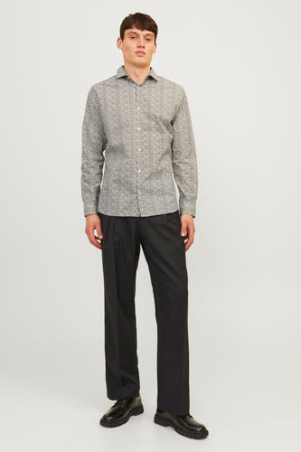 Chemise multicolore à manches longues de PREMIUM by JACK & JONES avec un motif délicat, associée à un pantalon noir et des chaussures.