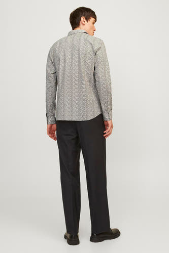 Chemise multicolore à manches longues de PREMIUM by JACK & JONES, avec un motif fin et associée à des pantalons noirs et des chaussures, dos.