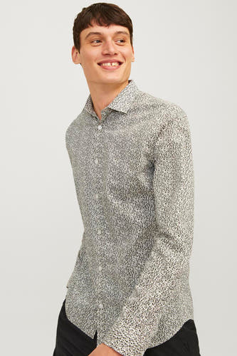 Chemise multicolore à manches longues de PREMIUM by JACK & JONES avec un motif délicat, portée avec un pantalon noir.