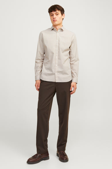 Chemise multicolore à manches longues de PREMIUM by JACK & JONES, portée avec un pantalon marron foncé et des chaussures.