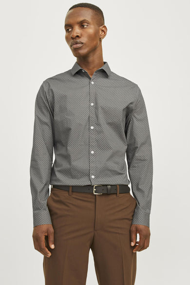Chemise verte à manches longues de PREMIUM by JACK & JONES, avec un motif subtil et un pantalon marron.