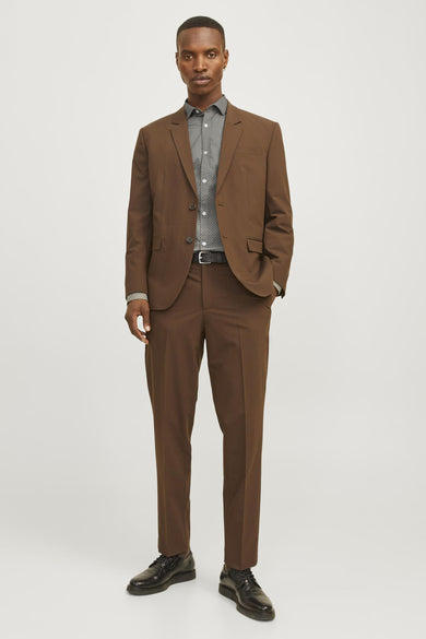 Chemise verte à manches longues de PREMIUM by JACK & JONES, portée sous un manteau brun avec des chaussures noires et une ceinture.