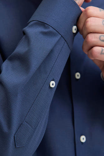Chemise bleue à manches longues de PREMIUM by JACK & JONES, avec un motif subtil et des boutons blancs.
