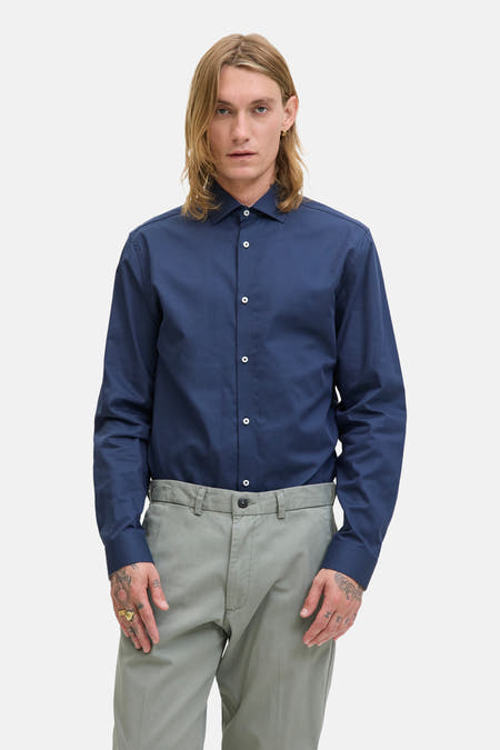Chemise bleue à manches longues de PREMIUM by JACK & JONES, avec manches longues et col normal.