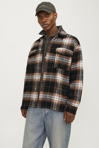 Chemise multicolore à manches longues d'ORIGINALS BY JACK & JONES, avec un motif à carreaux et portée avec une veste en denim, des jeans et des bottes en cuir.