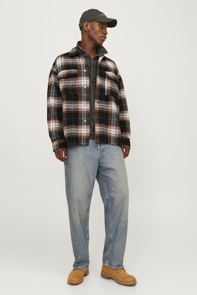 Veelkleurig overhemd met lange mouwen van ORIGINALS BY JACK & JONES, met ruitpatroon en gedragen met een denim jack, jeans en suède laarzen.
