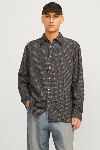 Chemise brune à longues manches d'ORIGINALS BY JACK & JONES, avec un fin motif à carreaux et associée à un jean et une casquette.