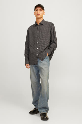 Chemise brune à longues manches d'ORIGINALS BY JACK & JONES, avec un motif de carreaux subtil, associée à des jeans bleus et des chaussures noires.