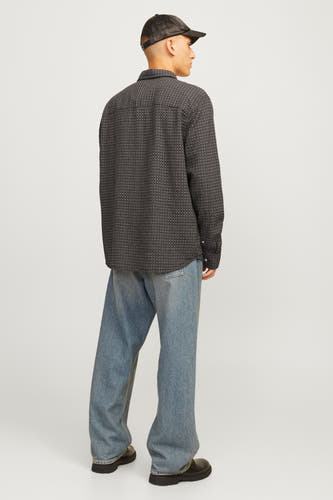 Chemise brune à longues manches d'ORIGINALS BY JACK & JONES, avec un fin motif géométrique, associée à des jeans larges et des chaussures noires.