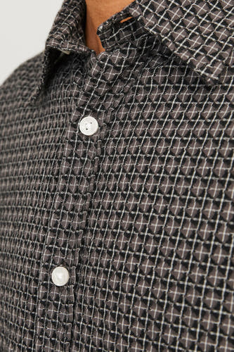 Chemise brune à longues manches d'ORIGINALS BY JACK & JONES, avec un motif de carreaux tissé et des boutons blancs.