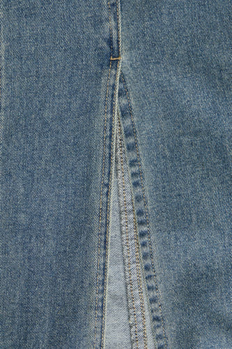 Jean moulant en denim bleu moyen de JJXX, avec une fente à l'avant.