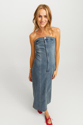 Jupe sans manches en denim bleu moyen de JJXX, avec un nœud et des ballerines rouges.