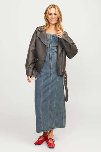 Robe sans manches en denim, bleu moyen, de JJXX, avec une longue jupe et des chaussures rouges.
