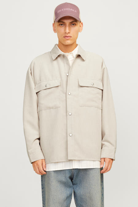 Chemise écru de couleur d'ORIGINAUX PAR JACK & JONES avec des manches longues, portée sous une veste de chemise en corduroy et des jeans larges.
