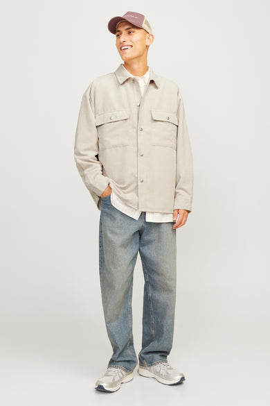 Ecrukleurig overhemd met lange mouwen van ORIGINALS BY JACK & JONES, gedragen onder een corduroy overhemdjas en wijde jeans.
