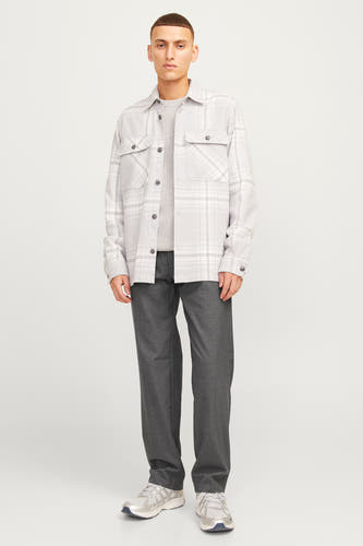 Pantalon de costume gris JACK & JONES JEANS INTELLIGENCE, associé à une chemise grise claire et des baskets argentées.