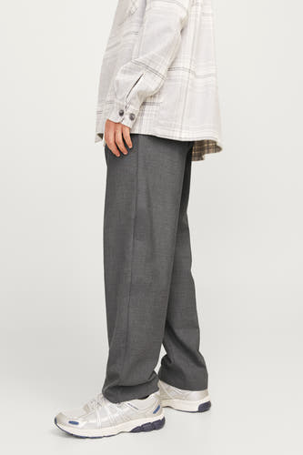 Pantalon gris JACK & JONES JEANS INTELLIGENCE, avec une coupe décontractée et associé à un chemisier à carreaux.