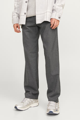 Pantalon gris JACK & JONES JEANS INTELLIGENCE, tissu uni, associé à des sneakers légères et à un chemisier rayé.