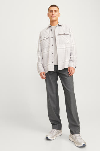 Pantalon gris de JACK & JONES JEANS INTELLIGENCE, avec des jambes droites longues, combiné à un t-shirt gris et une veste de chemise à carreaux.