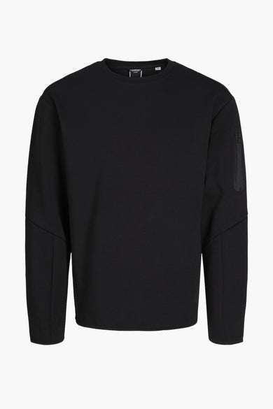 Gilet noir de CORE BY JACK & JONES, avec des manches longues et une poche à glissière sur la manche.